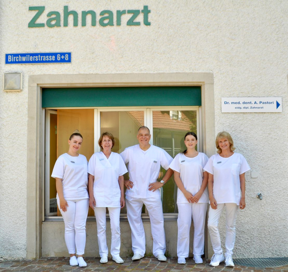 Das Team mit Zahnarzt - Dr. med. dent. Pastori - Bassersdorf