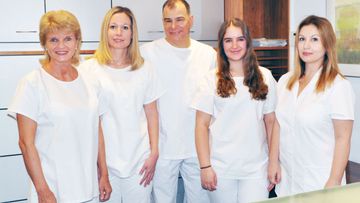 Das Team mit Zahnarzt - Dr. med. dent. Pastori - Bassersdorf